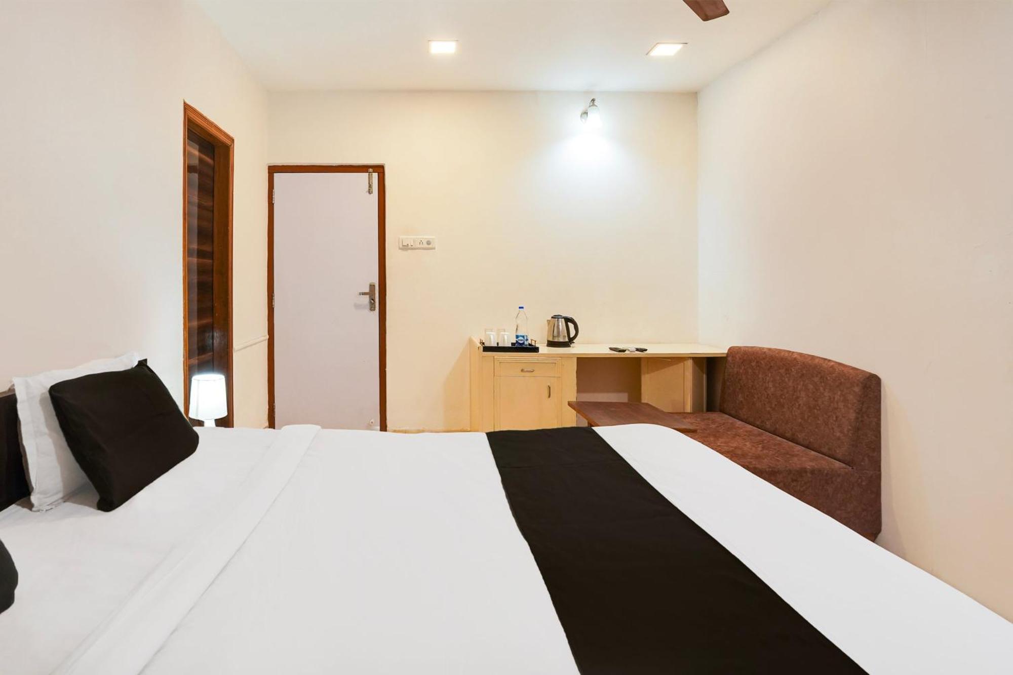 Hotel O Bridge Ahmedabad Exterior foto