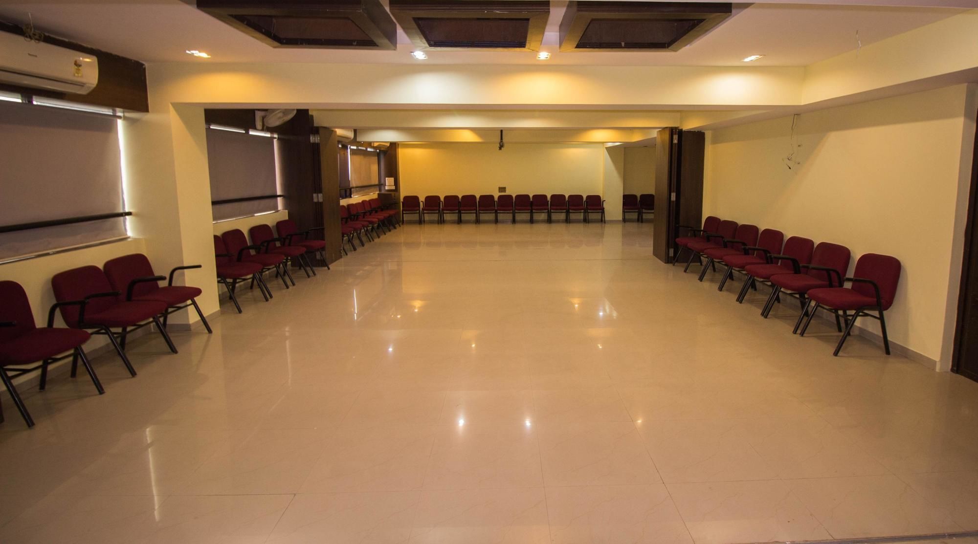 Hotel O Bridge Ahmedabad Exterior foto